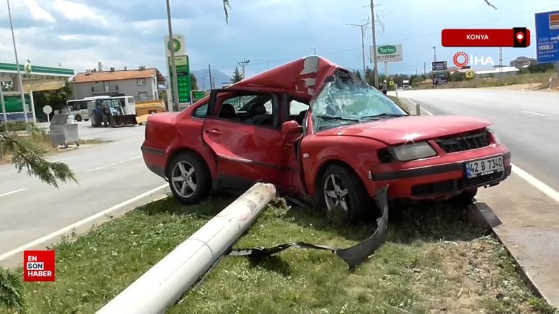 Konya’da otomobil aydınlatma direğine çarptı
