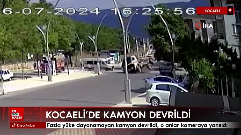 Kocaeli'de fazla yüke dayanamayan kamyon devrildi