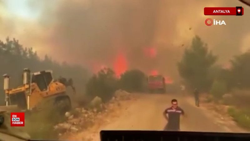 Antalya'da ekipler alevlerin içerisinde kalmaktan son anda kurtuldu