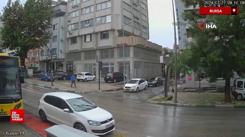 Bursa'da sıkıştırdığı otobüs kaza yaptı, sürücü yoluna devam etti