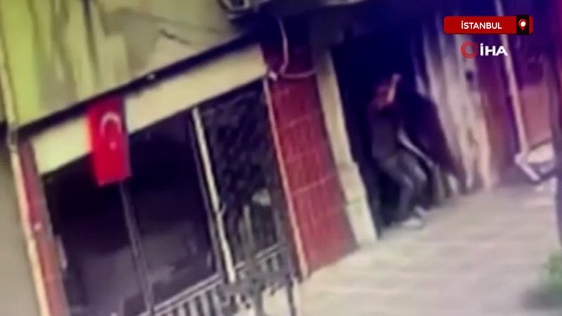 İstanbul'da apartmanın kapısını söküp çaldı