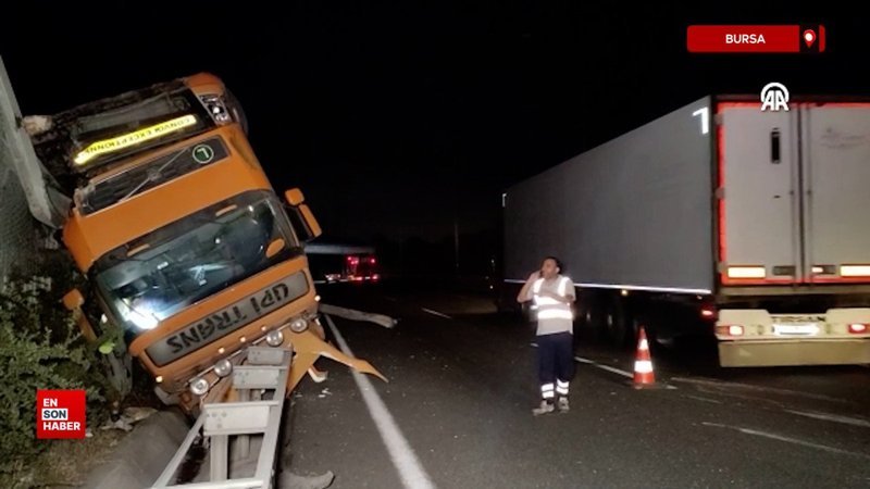 Bursa'da 3 metre yükseklikten refüje devrilen tırın sürücüsü yaralandı