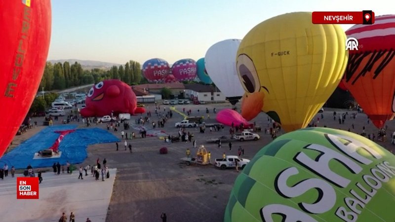 Nevşehir'de figürlü sıcak hava balonları Ürgüp semalarını renklendirdi