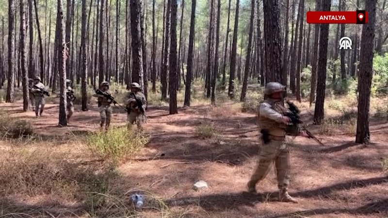 Antalya'da orman yangınlarına karşı Jandarma komandolar görev başında
