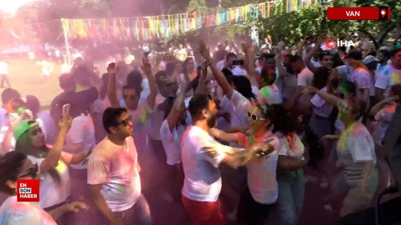Van'da İranlılar boya ve su festivalinde doyasıya eğlendi