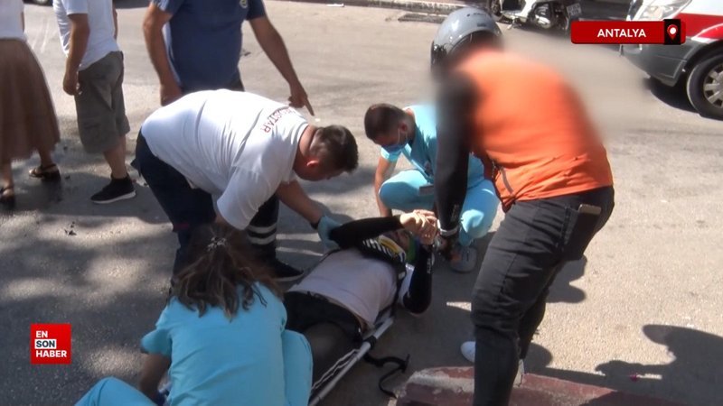 Antalya'da kurye motosikletten fırlayarak yaralandı