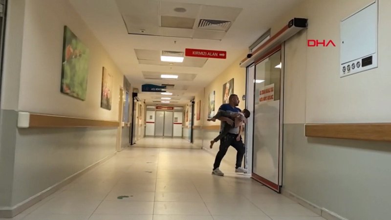 Bursa'da balkondan düşen çocuğu hastaneye babası ve komşusu yetiştirdi