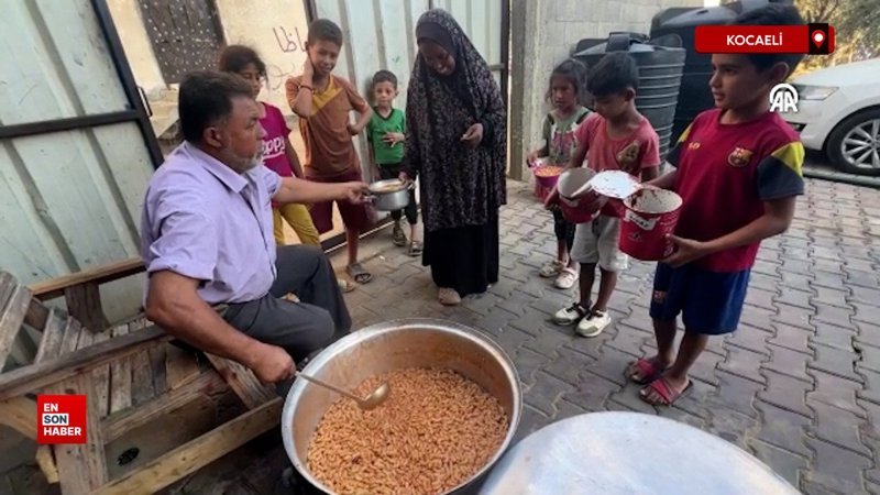 Gazze'de aç kalan çocuklar, yemek sırasında