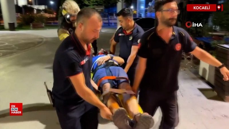 Kocaeli'de yürüyen merdivenden kafenin çatısına düştü