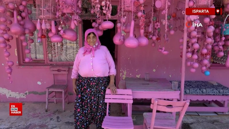 Isparta'da yaşayan Sakine teyzenin her şeyi pembe