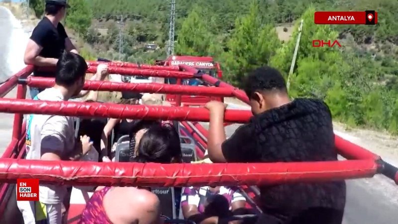 Antalya'da turistlerin su savaşına katılmak için yerinden kalkınca, otomobile çarptı