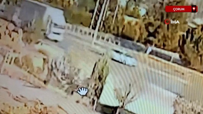 Çorum'da motosiklet sürücüsü kamyonun altında kalmaktan kurtuldu