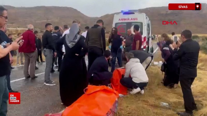 Sivas'ta düğüne gidenleri taşıyan midibüs devrildi