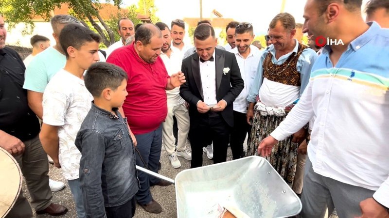 Bolu'da küçük çocuk damadın önünü el arabasıyla kesti