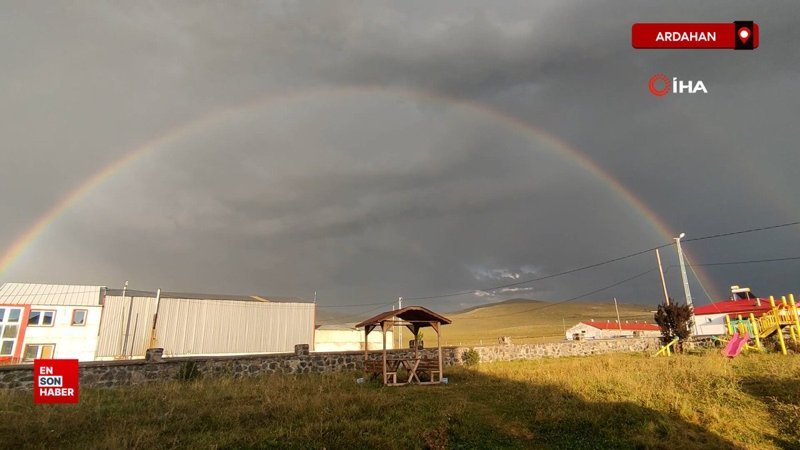 Ardahan'da sağanak yağış sonrası oluşan gökkuşağı hayranlıkla izlendi