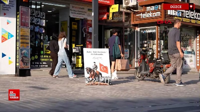 Düzce'de Atatürklü, Türk bayraklı devrilmiş portreyi gören kaldırdı