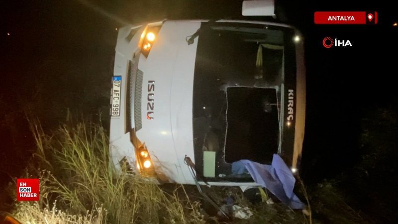 Antalya'da sürücü devrilen midibüsün altında kaldı