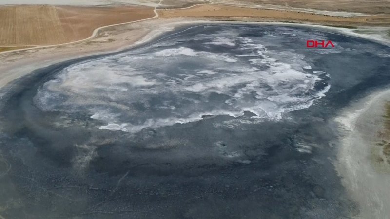 Konya'da flamingo cenneti olarak bilinen Küçük Göl kurudu