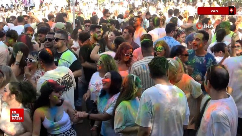 Van'da İranlı turistler esnafın yüzünü güldürdü