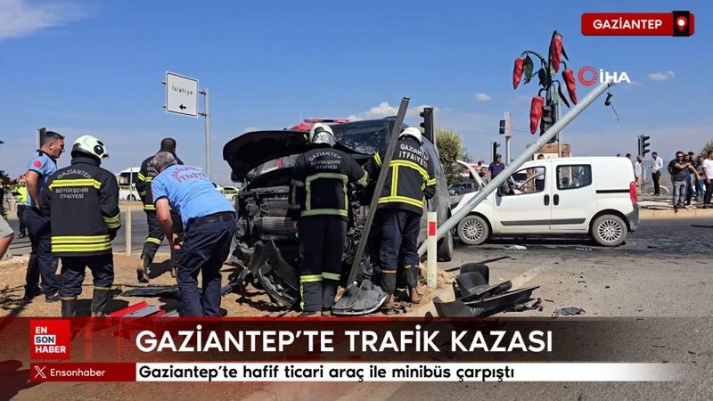 Gaziantep'te hafif ticari araç ile minibüs çarpıştı