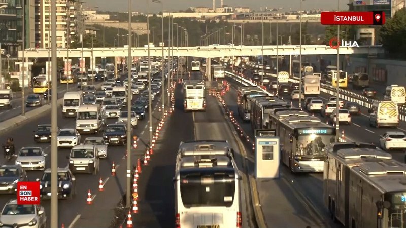İstanbul'da Okulların açılmasıyla sabah trafiği oluştu