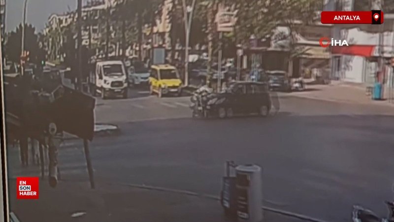 Antalya'da kırmızı ışıkta geçen motosiklet sürücüsü kaza yaptı