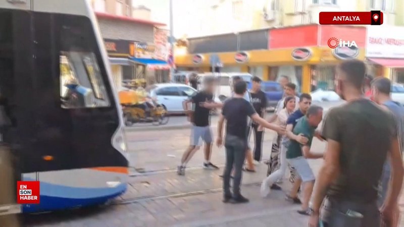 Antalya'da vatman ile tartıştı, ayırmaya gelen esnafın peşinden bıçakla gitti