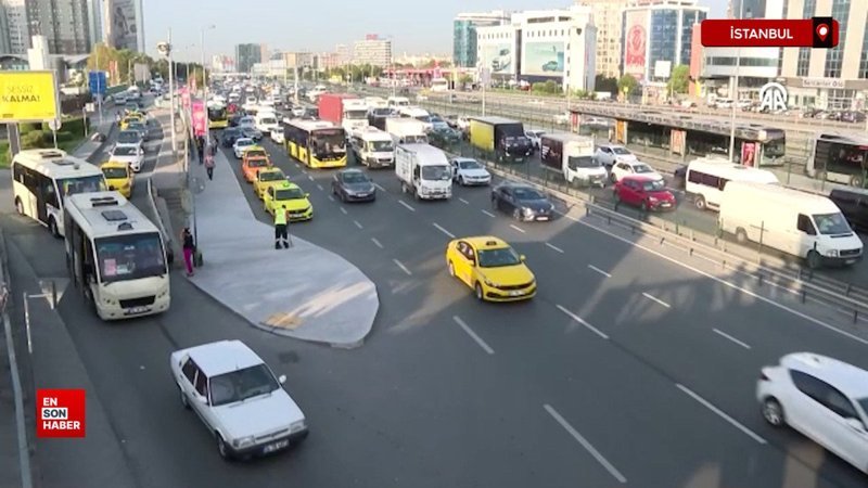 İstanbul'da yeni eğitim öğretim yılının ikinci gününde trafik yoğunluğu oluştu