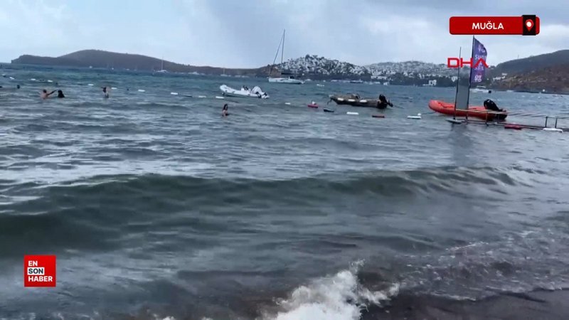 Bodrum'da turistlerin yağmurda deniz keyfi