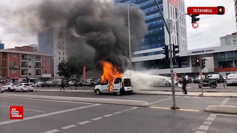 İstanbul'da adliye önüne getirdiği aracını ateşe verdi