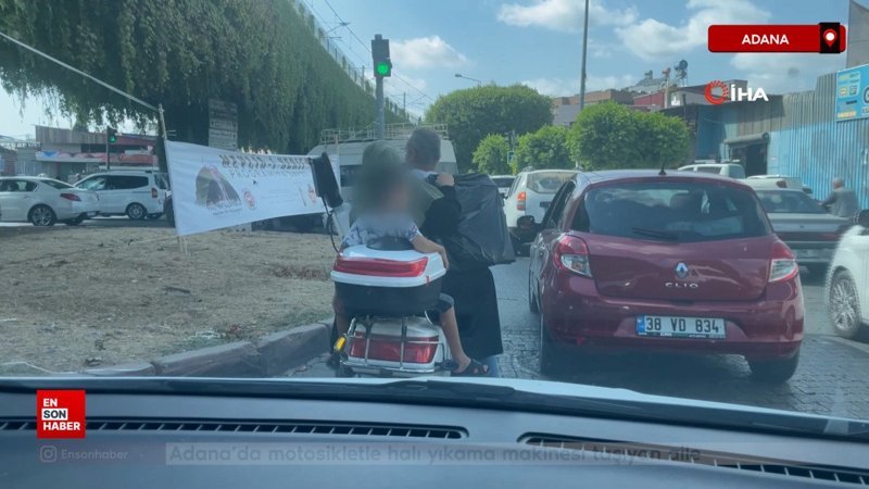 Adana'da motosikletle halı yıkama makinesi taşıyan aile