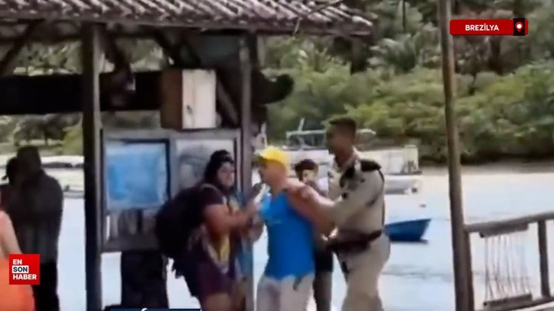 Yerli halka maymun diyen İsrailli turist, alkışlar eşliğinde gözaltına alındı.