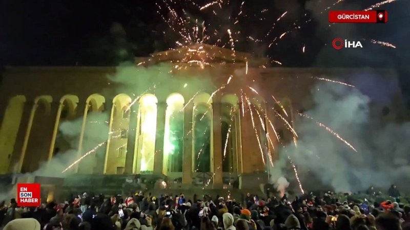 Gürcistan parlamentosunda havai fişekli protesto sürüyor