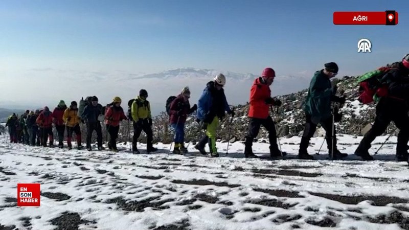Karla kaplı Ağrı Dağı çetin kışta da dağcıları ağırlıyor