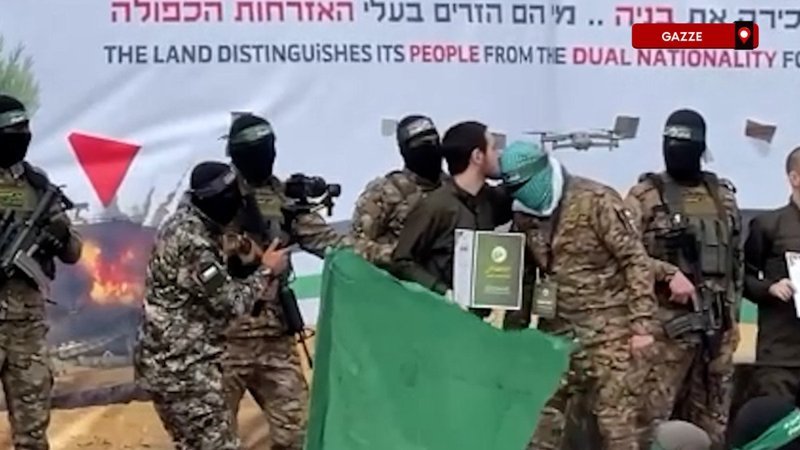 İsrailli esir, Hamas askerini alnından öptü