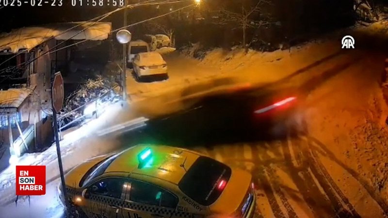 İstanbul Beykoz'da otomobilin taksi ve evlere çarptığı anlar kamerada