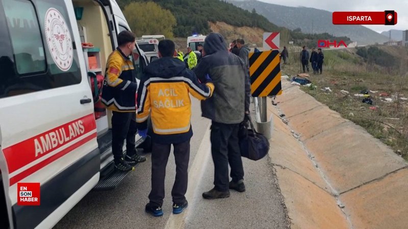 Kaza sonrası yaralı halde çevreye dağılan eşyalarını toplamaya çalıştı