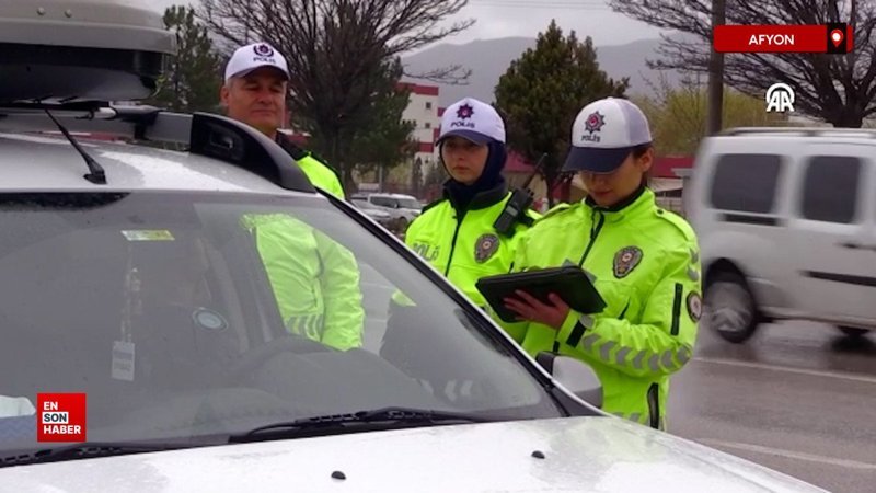 Afyon'da trafik polisi baba kız omuz omuza çalışıyor
