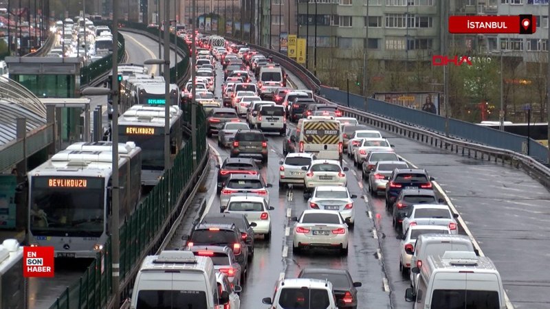 İstanbul’da akşam saatlerinde trafik yoğunluğu arttı