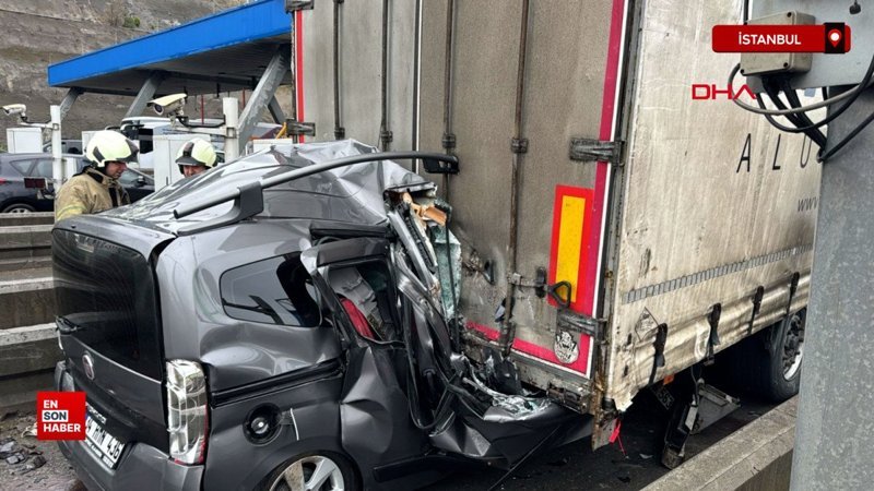 Pendik'te gişelerde hafif ticari araç TIR'ın altına girdi