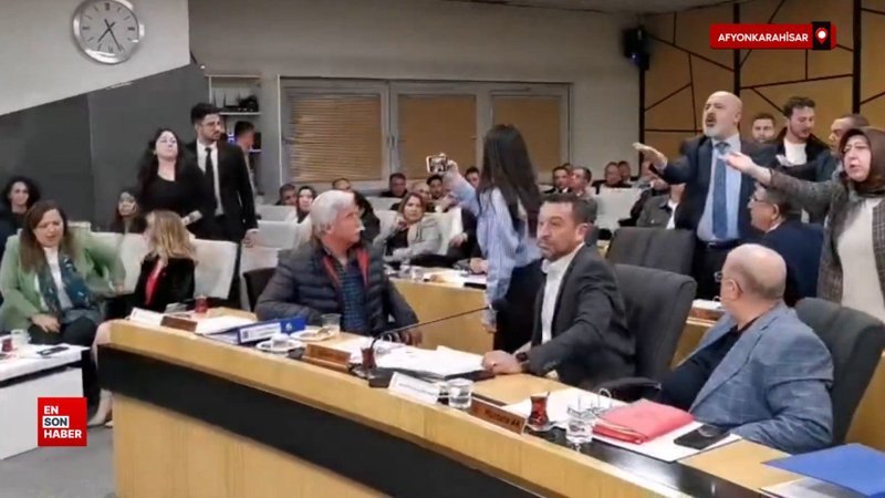 AK Partili Mahmut Ekici ile Başkan Burcu Köksal arasında tartışma çıktı