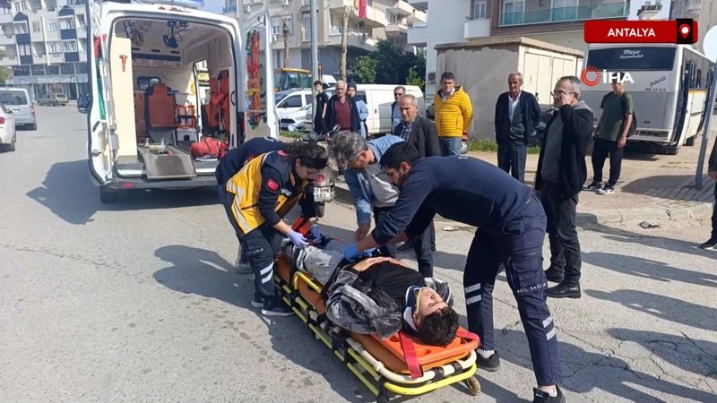 Antalya'da hafif ticari araç motosikletle çarpıştı