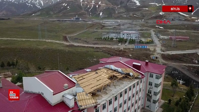 Bitlis'te fırtına okulun çatısını uçurdu