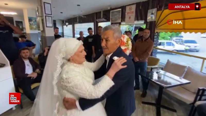 Antalya'da eşine 45 yıl sonra gelinlik giydirdi, gözyaşlarını tutamadı