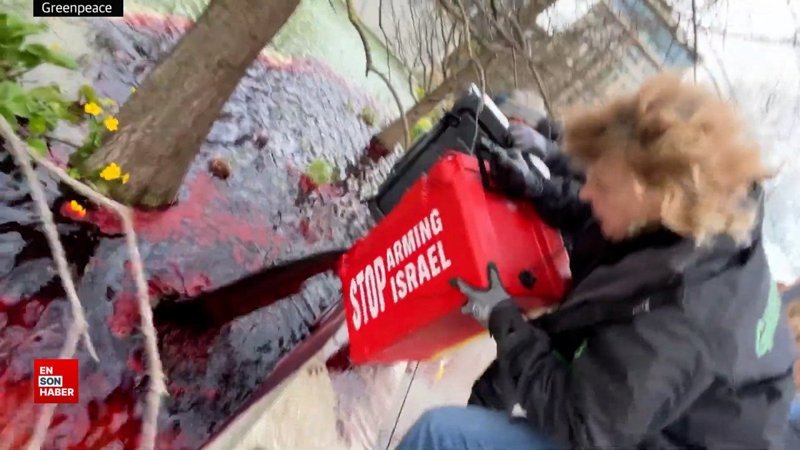Greenpeace, Filistin için Londra’da çeşmeyi kırmızıya boyadı