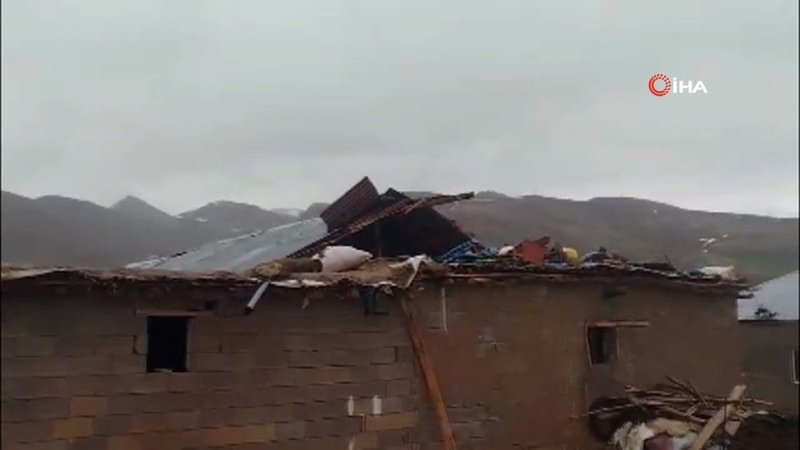 Şırnak’ta fırtına ev ve ağılın çatısını uçurdu