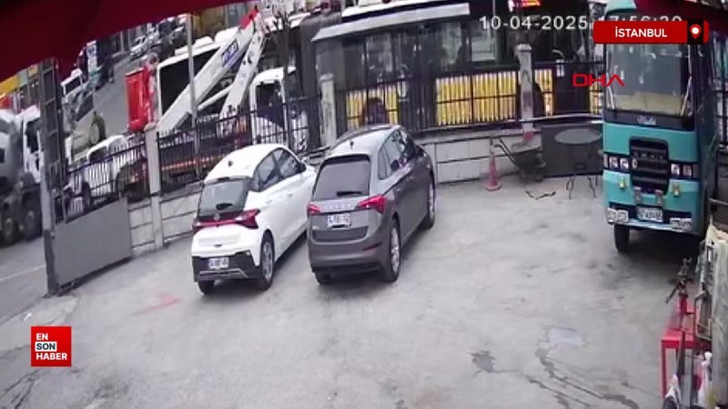 Avcılar'da beton mikseri otomobile çarptı