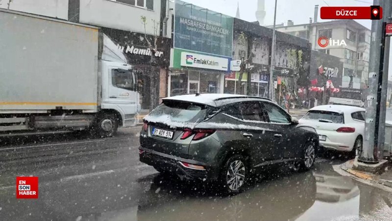 Düzce'de kent merkezi beyaza büründü