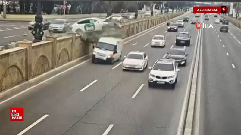 Azerbaycan'da kontrolden çıkan araç beton bariyeri aşarak ana yola uçtu