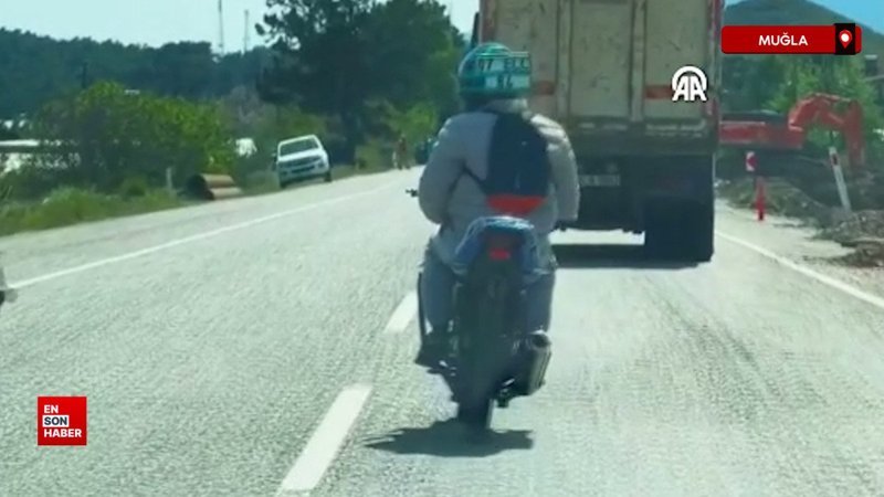 Muğla'da motosikletten düşen plakayı kaskına takan sürücü